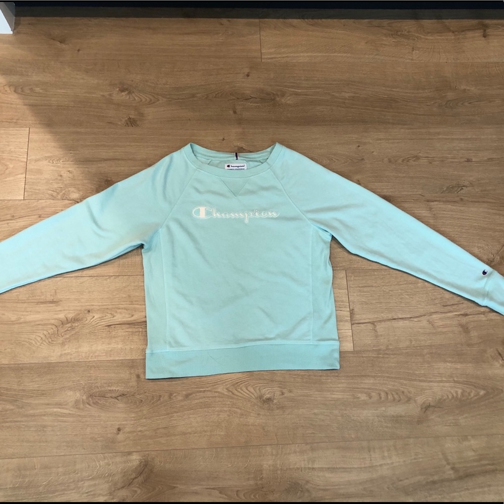Lightweight mint green Champion sweater. Women’s S